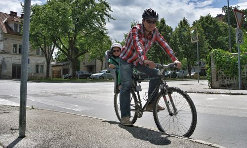 Varen prevoz otrok na kolesu